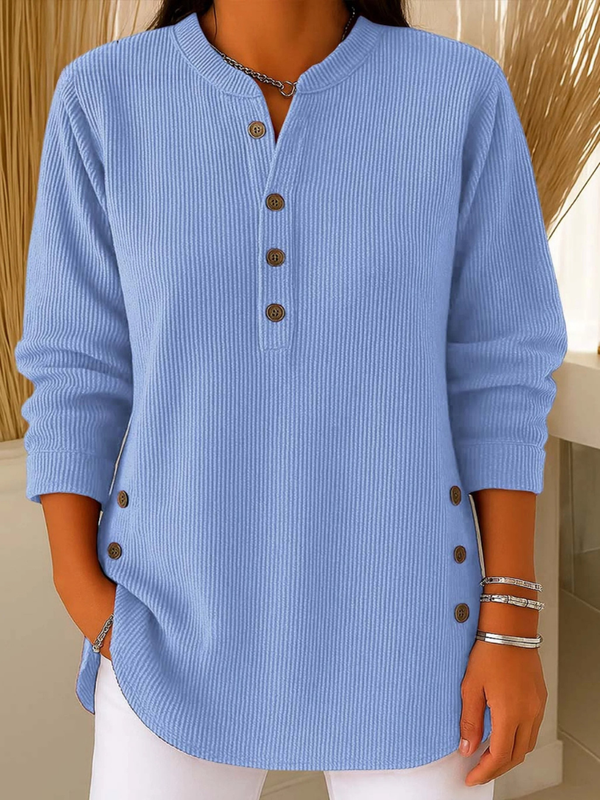Túnica Henley de punto azul claro, cuello estilo polo y botones al frente.