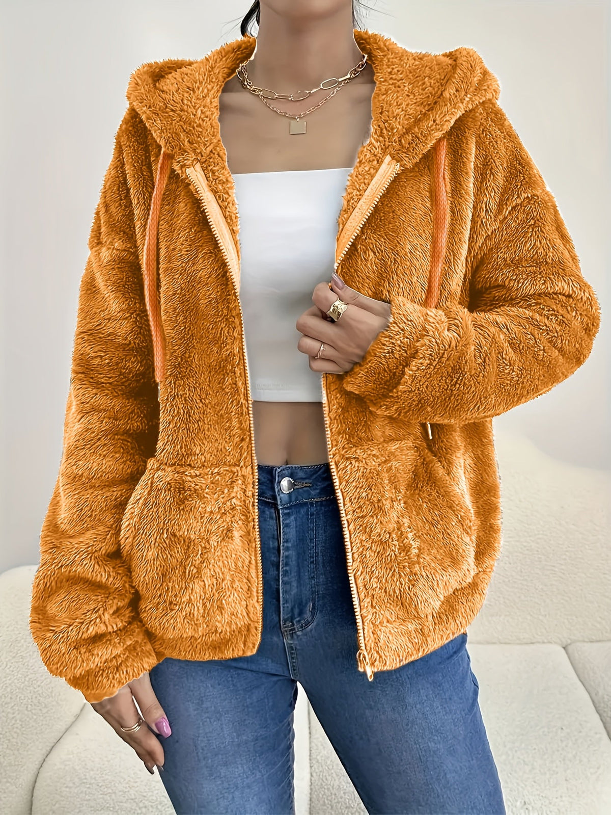 Laura | Chaqueta de Pelo que Entra sobre un Jersey