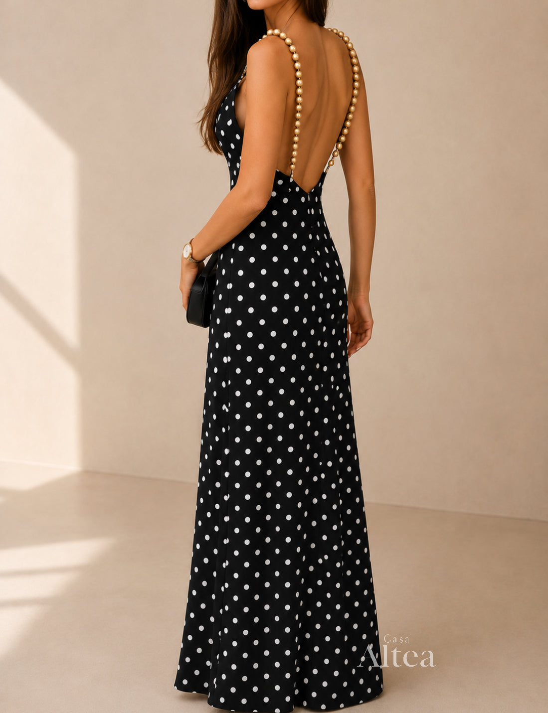 Dalia Vestido Maxi Negro con Detalle de Cadena Dorada