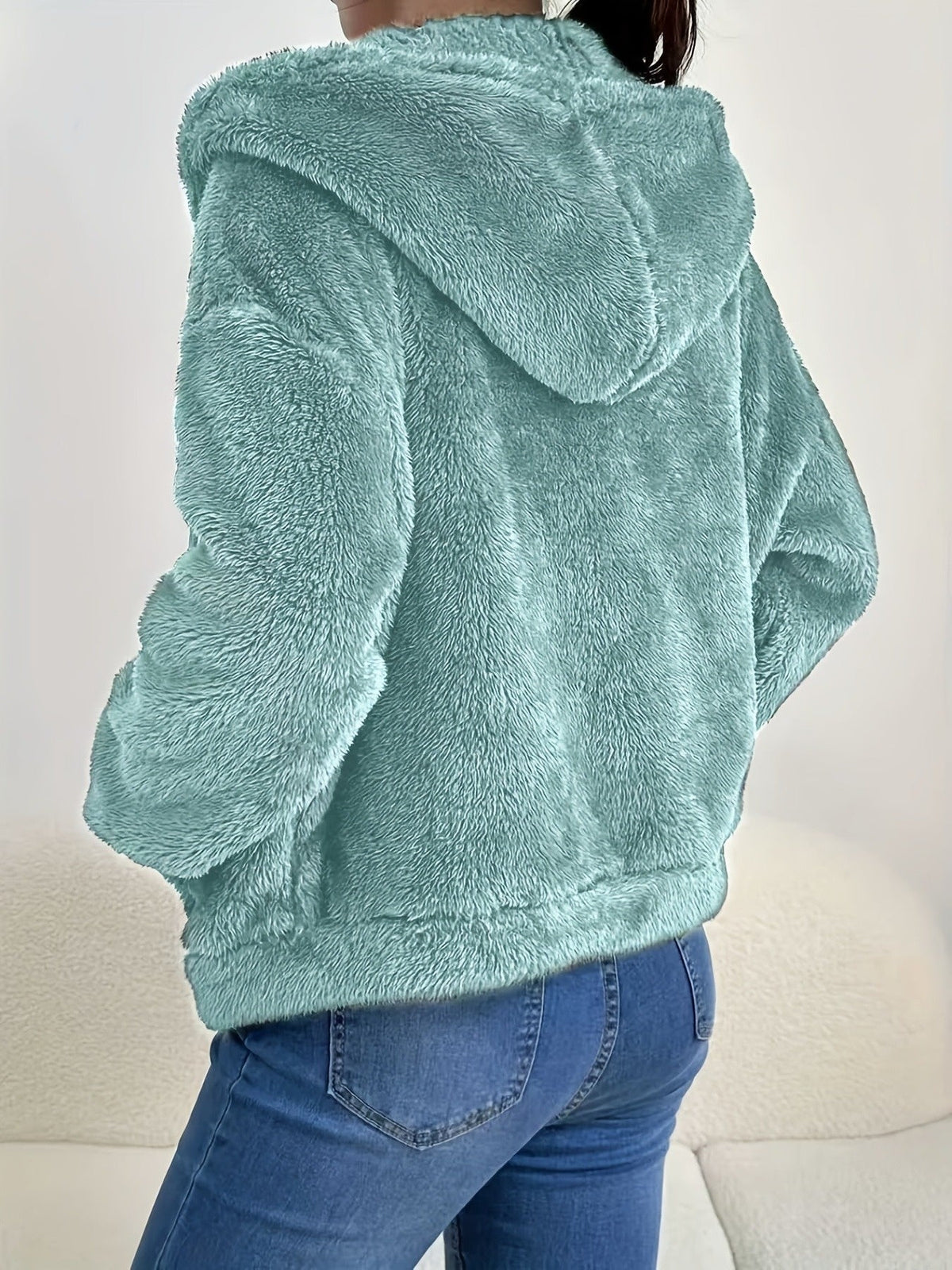 Laura | Chaqueta de Pelo que Entra sobre un Jersey
