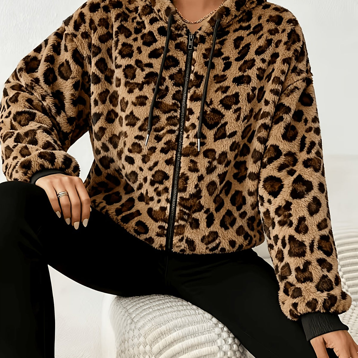 Verónica | Chaqueta de Leopardo que Resuelve el Look Sola