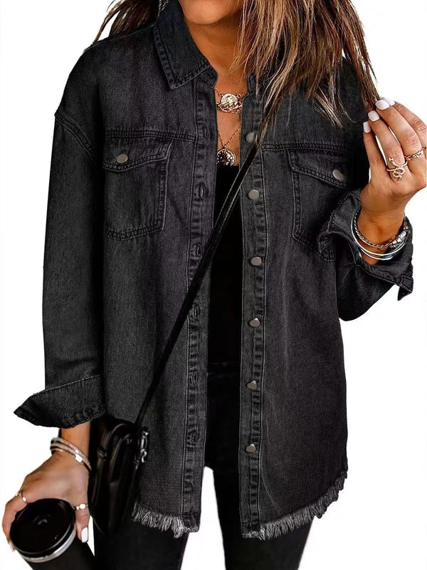 Chaqueta de mezclilla negra con botones, bolsillos y dobladillo con flecos