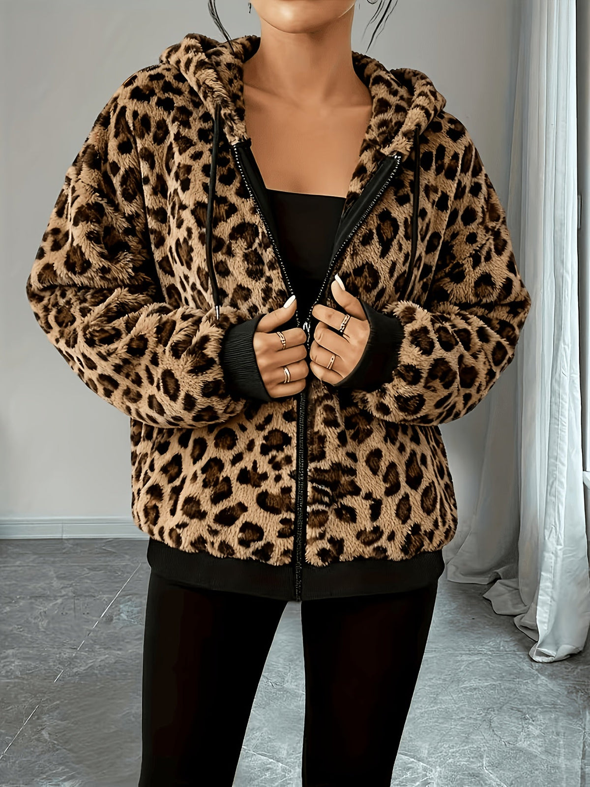 Verónica | Chaqueta de Leopardo que Resuelve el Look Sola