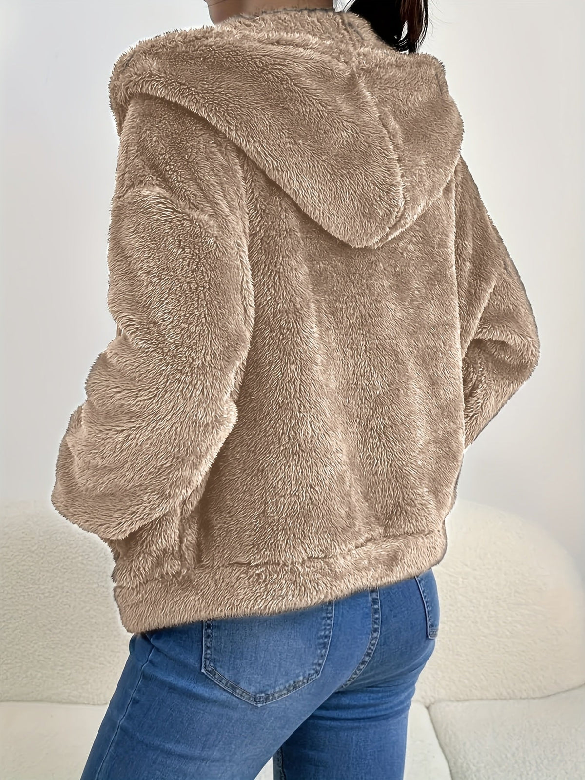 Laura | Chaqueta de Pelo que Entra sobre un Jersey