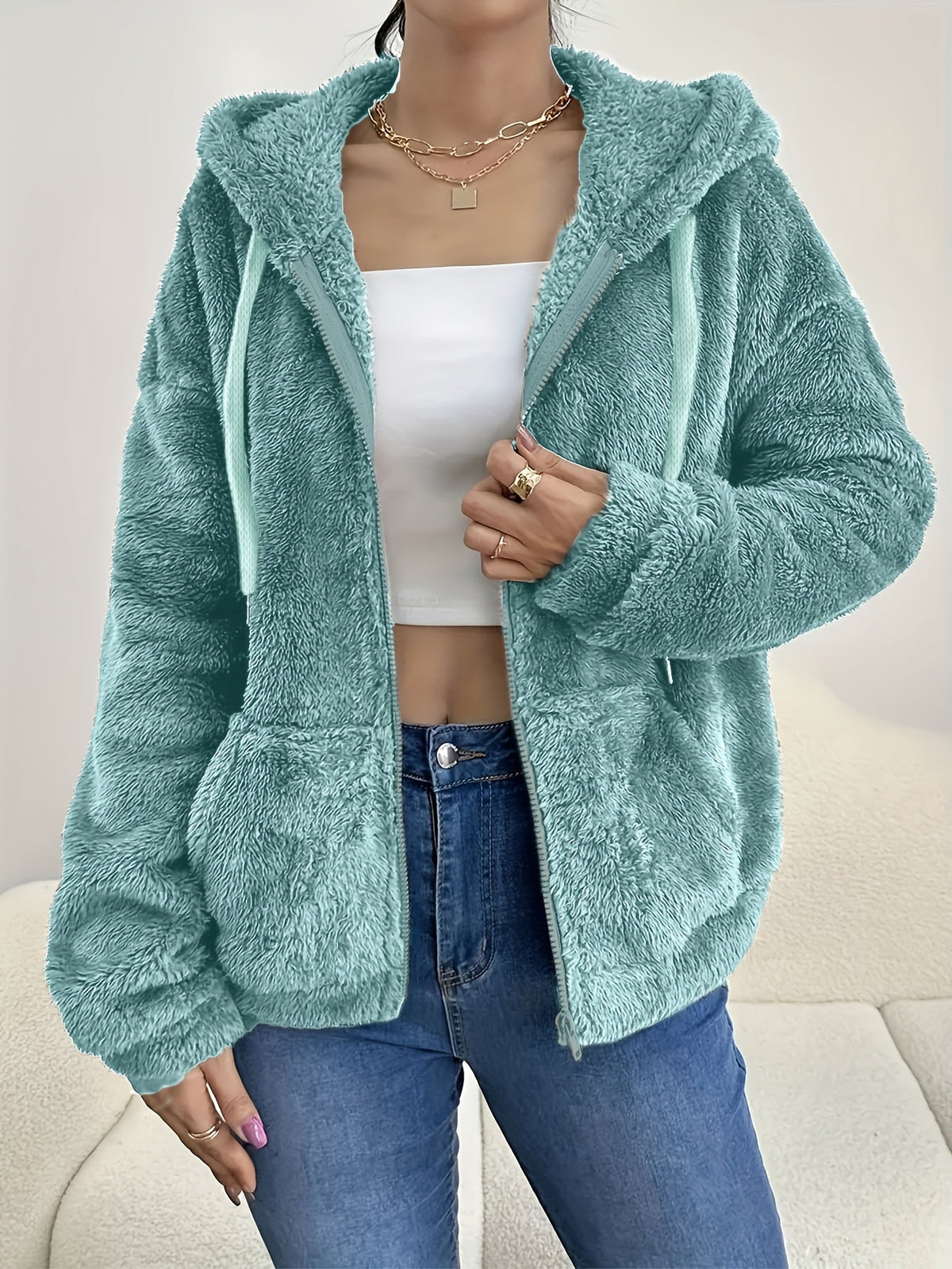 Laura | Chaqueta de Pelo que Entra sobre un Jersey