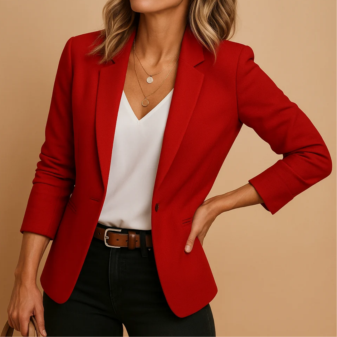 Americana entallada Marena en rojo oscuro con camiseta blanca y vaqueros