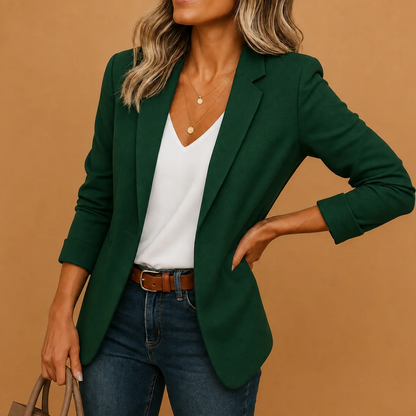 Americana entallada Marena en verde oscuro con camiseta blanca y vaqueros